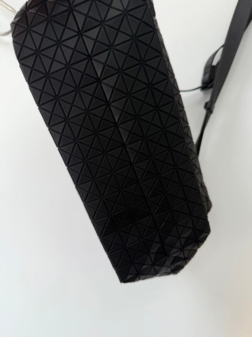 ISSEY MIYAKE ブラック ドラムバッグ 立体パターン