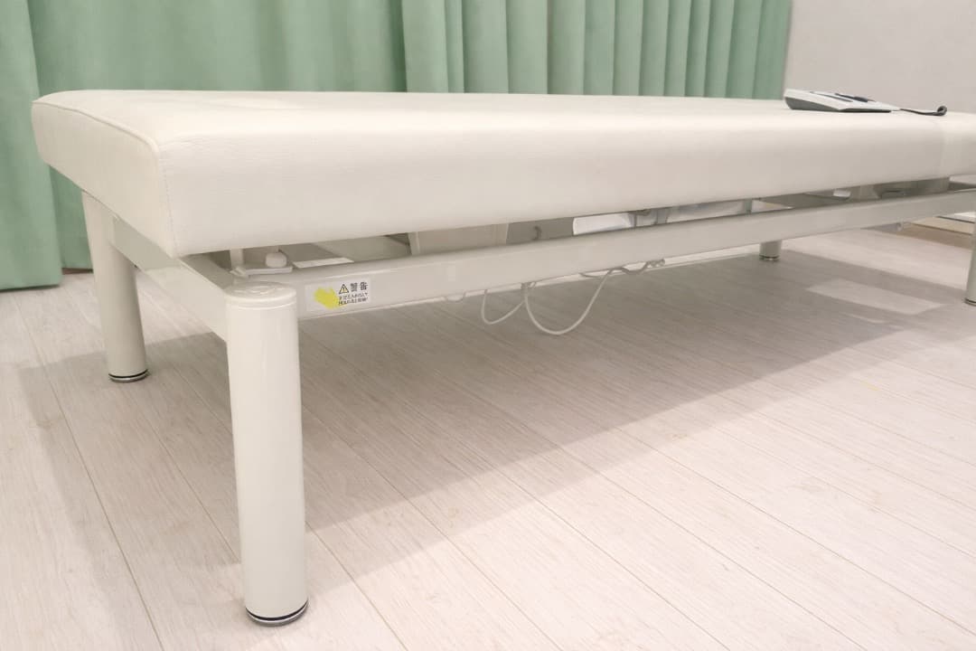 電動昇降付 有孔施術台／エステ マッサージ ベッド