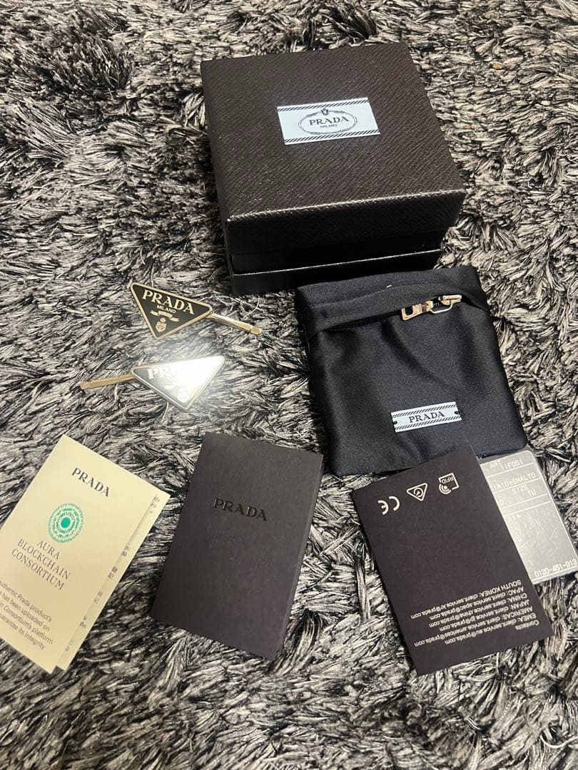 PRADA ヘアピン　美品