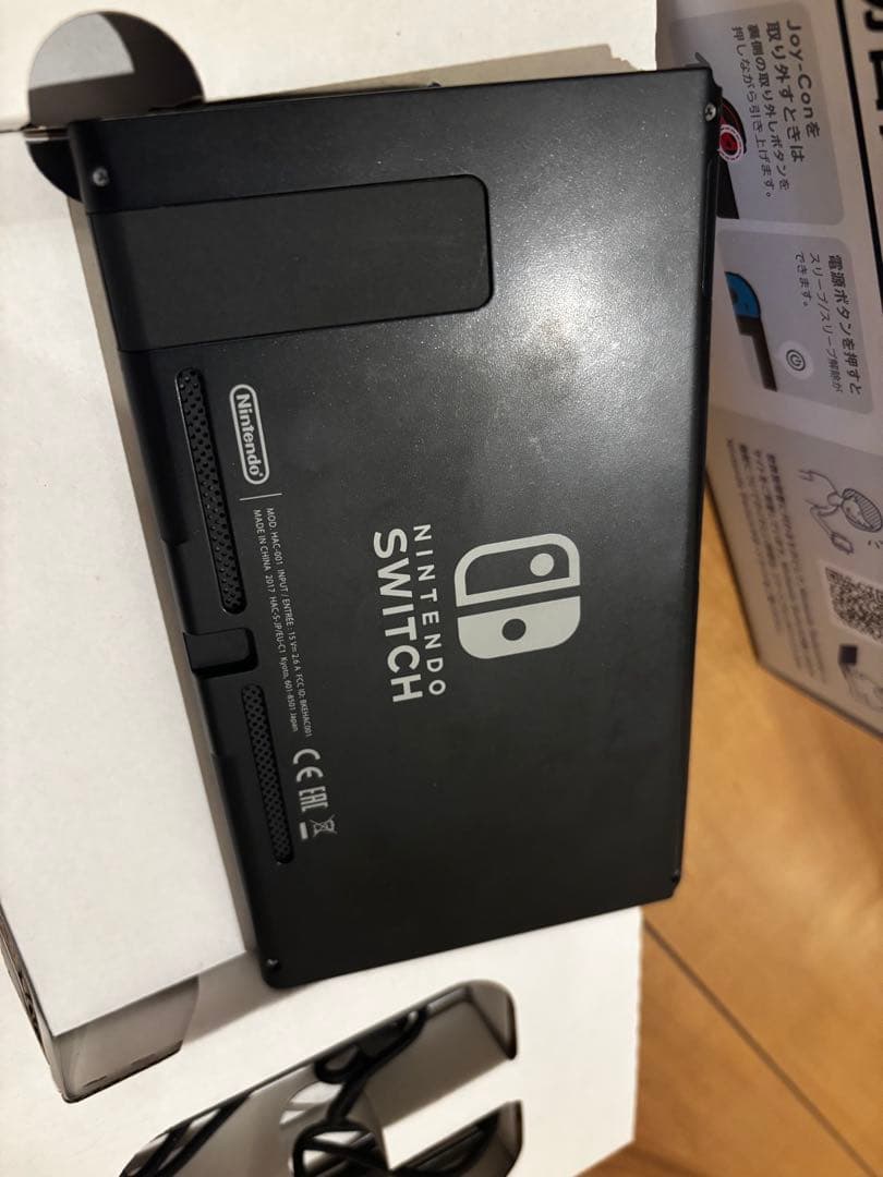 Nintendo Switch本体　コントローラー無しSDカード付き