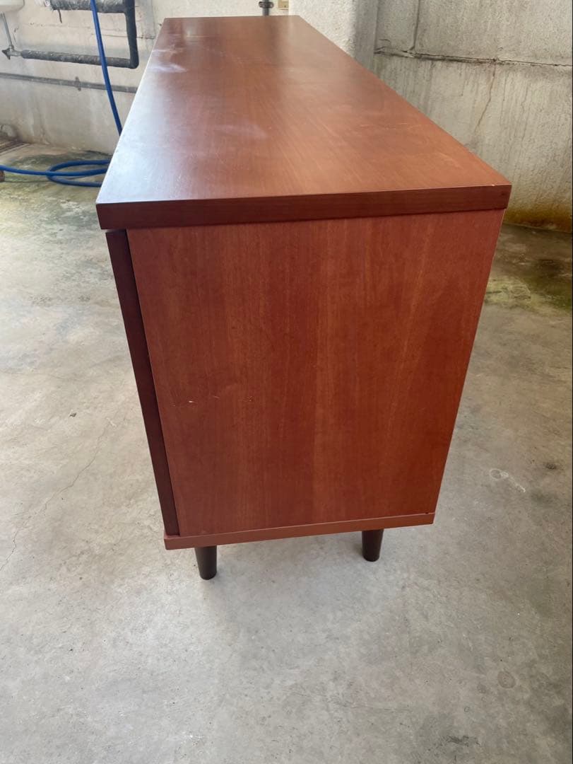 人気の北欧系　脚付チェスト　サイドボード