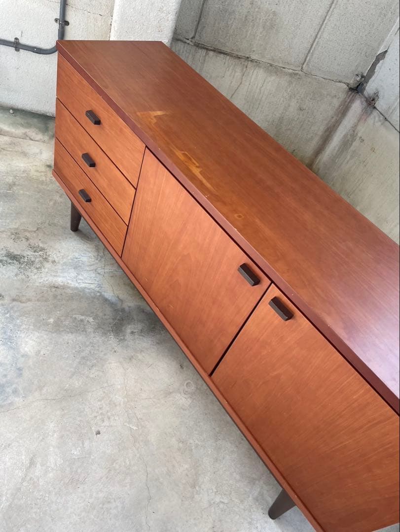 人気の北欧系　脚付チェスト　サイドボード