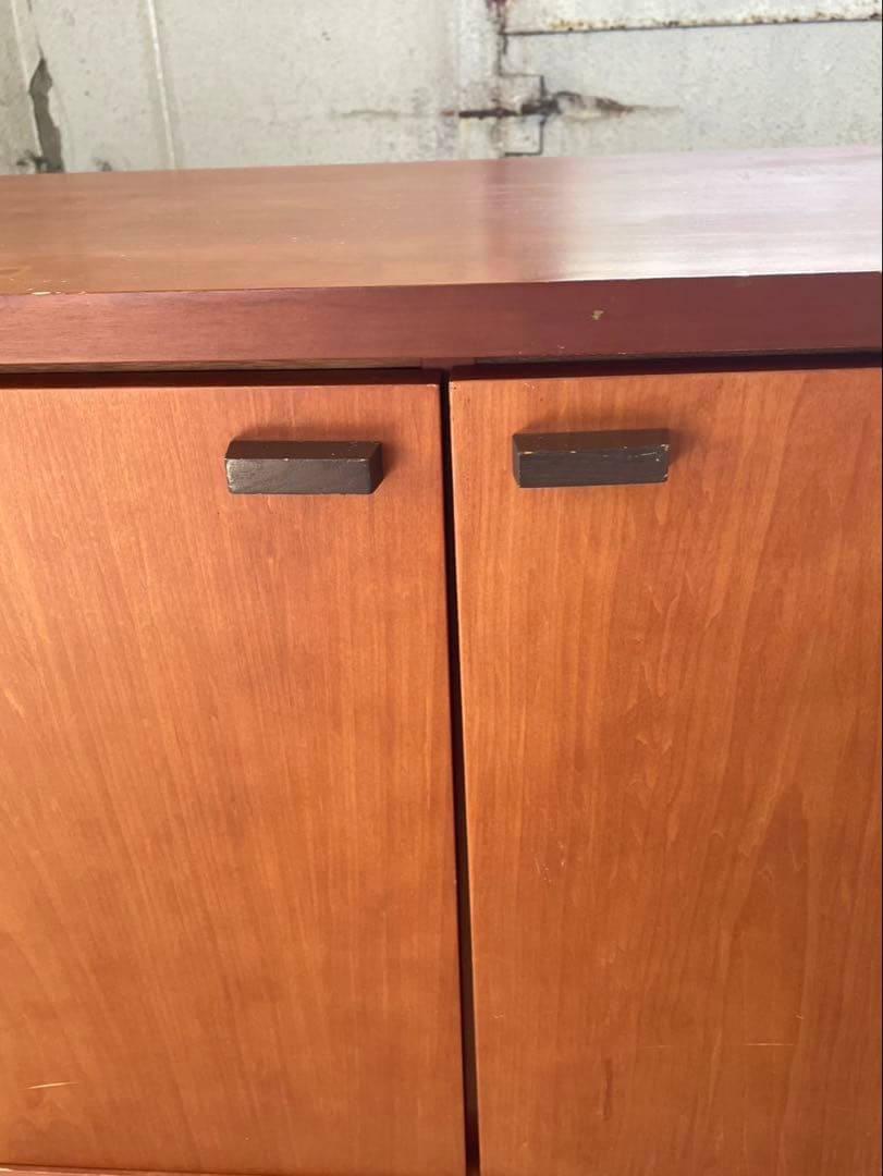 人気の北欧系　脚付チェスト　サイドボード