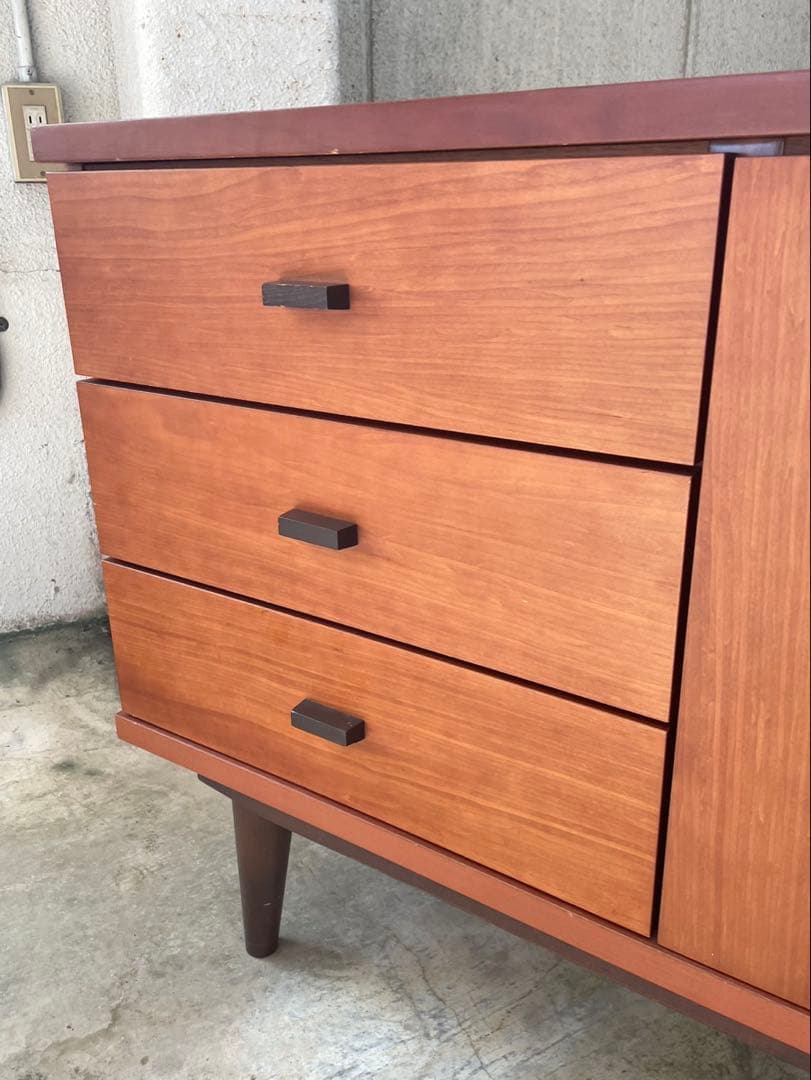 人気の北欧系　脚付チェスト　サイドボード