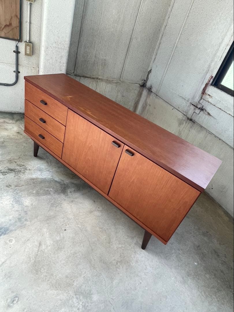 人気の北欧系　脚付チェスト　サイドボード