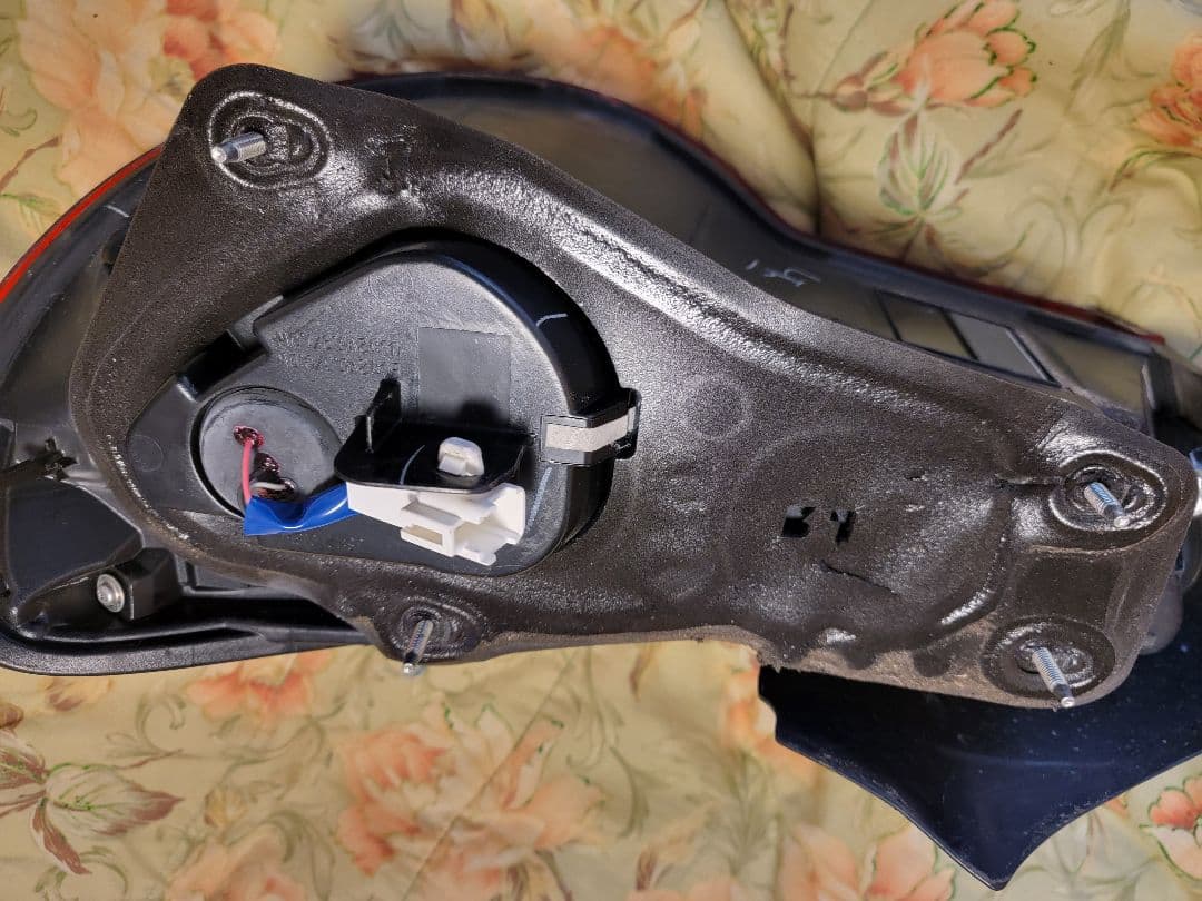 引き取り 発送希望着払で可　86/BRZ(ZN6/ZC6)用後期純正テールランプ