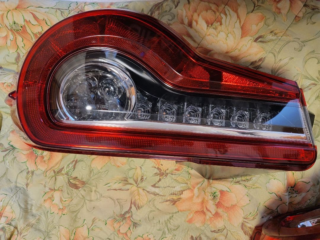 引き取り 発送希望着払で可　86/BRZ(ZN6/ZC6)用後期純正テールランプ