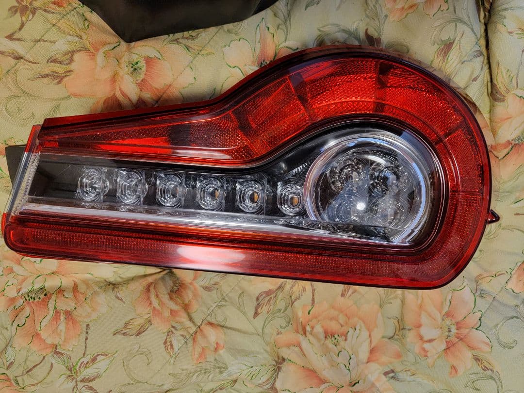 引き取り 発送希望着払で可　86/BRZ(ZN6/ZC6)用後期純正テールランプ