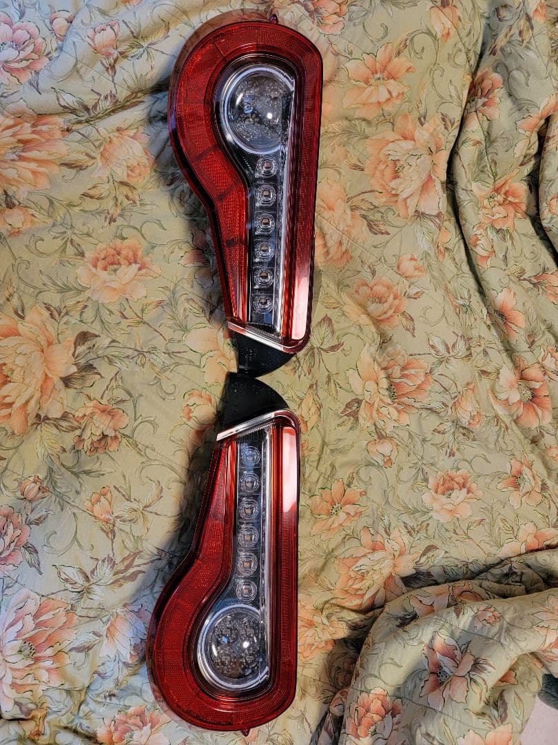 引き取り 発送希望着払で可　86/BRZ(ZN6/ZC6)用後期純正テールランプ
