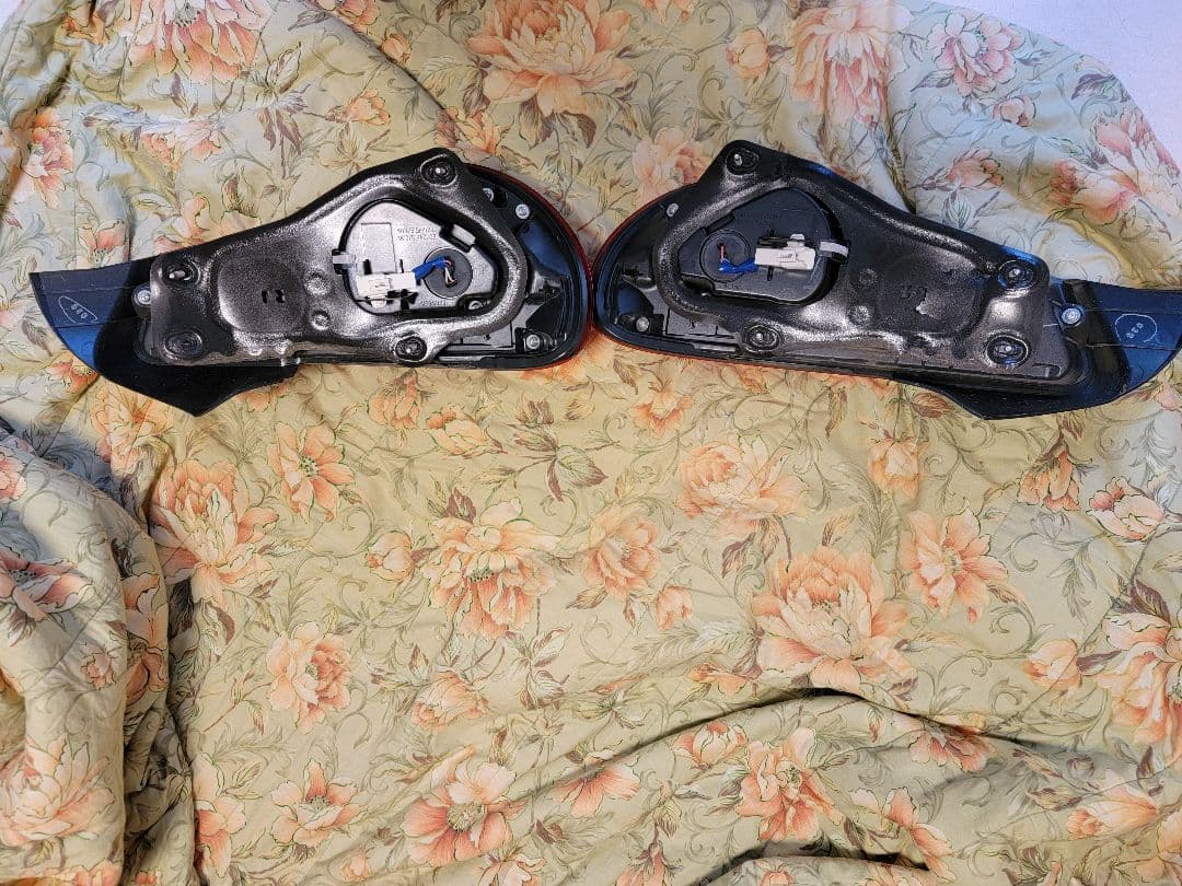 引き取り 発送希望着払で可　86/BRZ(ZN6/ZC6)用後期純正テールランプ