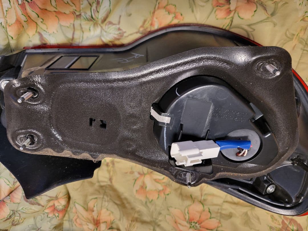 引き取り 発送希望着払で可　86/BRZ(ZN6/ZC6)用後期純正テールランプ