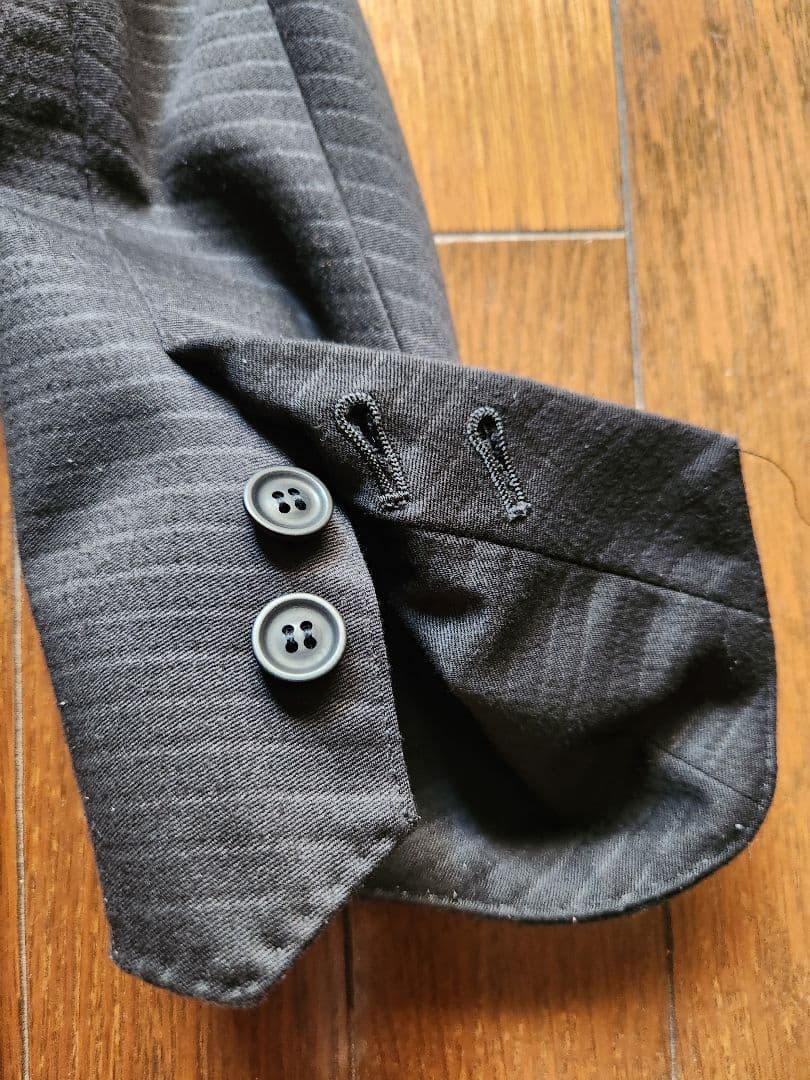 prism; JULIUS 黒 ストライプ織り柄スリムフィットスーツ　サイズ1