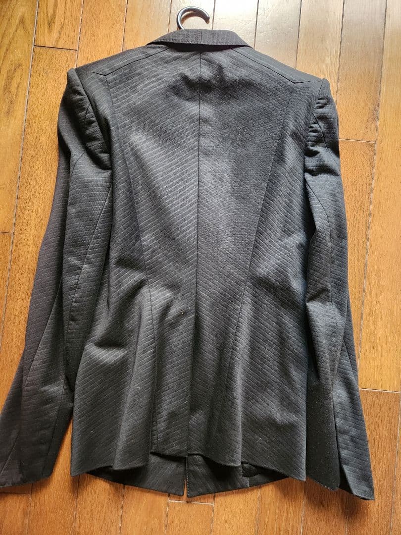 prism; JULIUS 黒 ストライプ織り柄スリムフィットスーツ　サイズ1