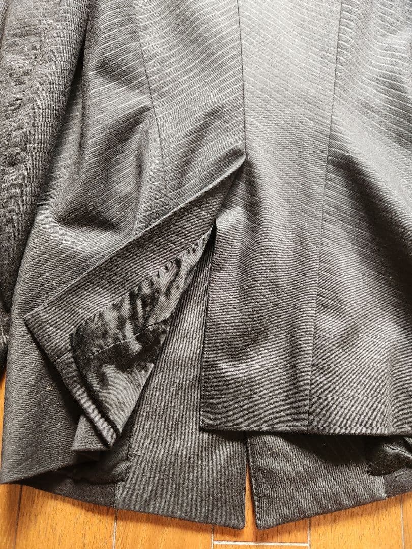 prism; JULIUS 黒 ストライプ織り柄スリムフィットスーツ　サイズ1