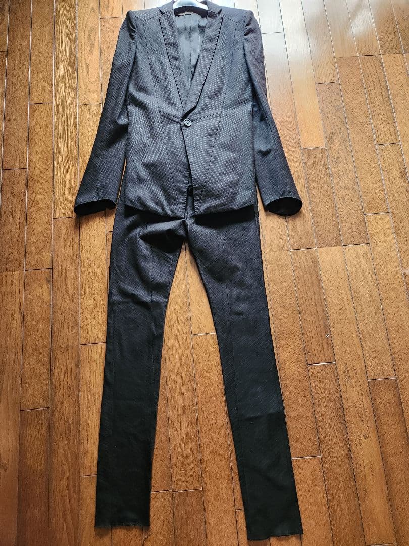 prism; JULIUS 黒 ストライプ織り柄スリムフィットスーツ　サイズ1