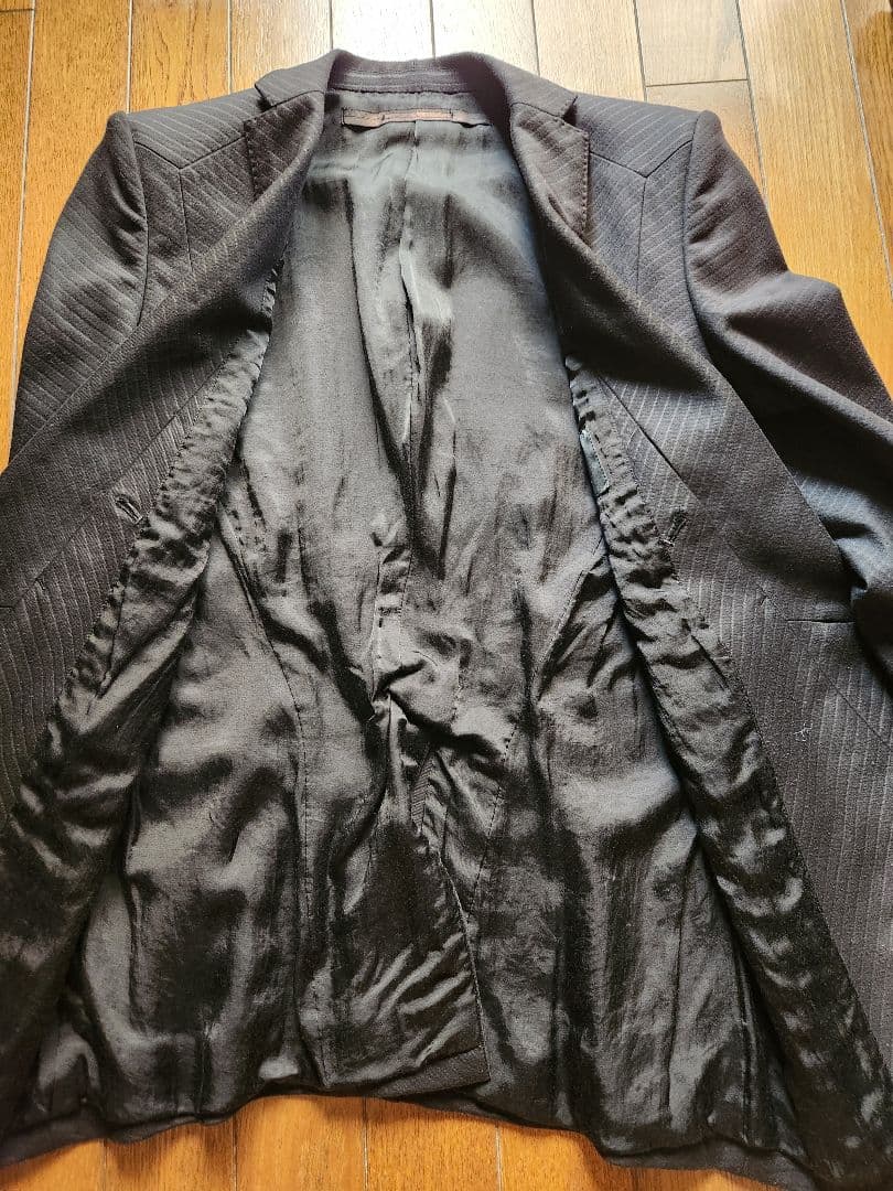 prism; JULIUS 黒 ストライプ織り柄スリムフィットスーツ　サイズ1