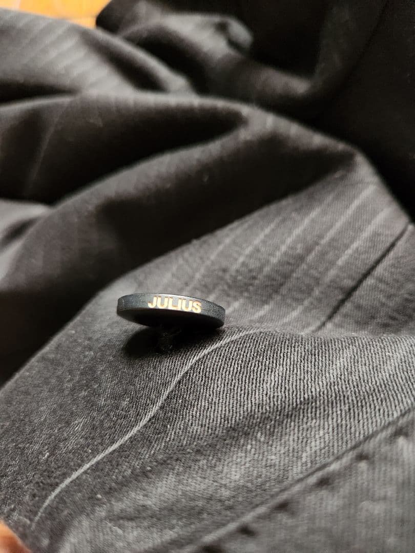 prism; JULIUS 黒 ストライプ織り柄スリムフィットスーツ　サイズ1