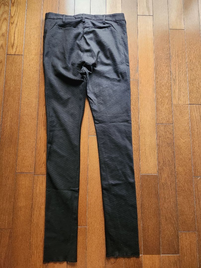 prism; JULIUS 黒 ストライプ織り柄スリムフィットスーツ　サイズ1