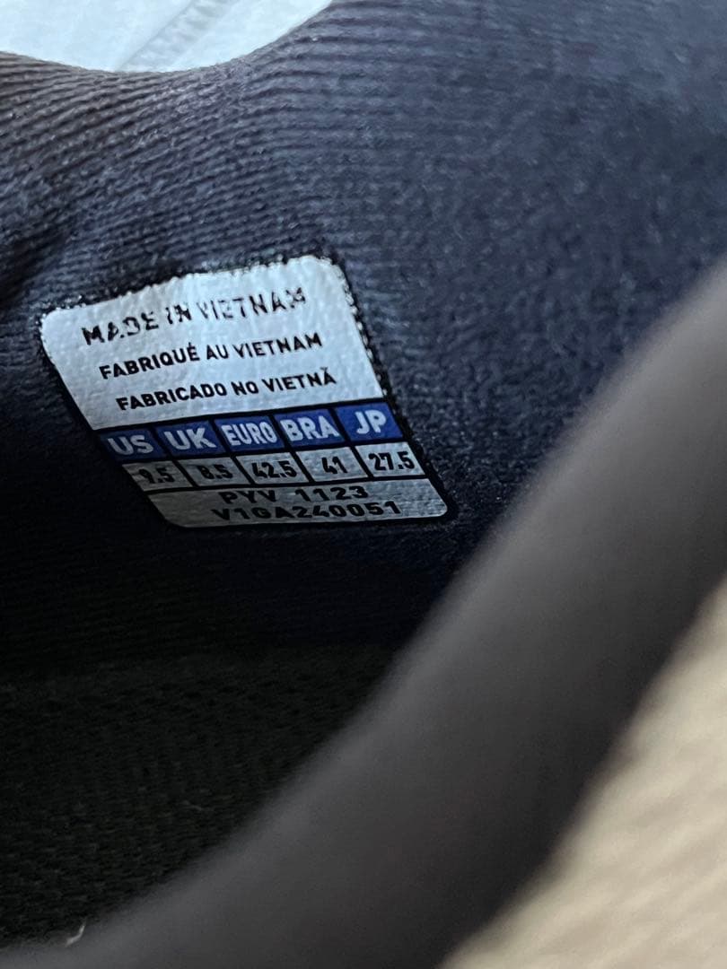 ミズノバレーボールシューズ ウェーブライトニング Z8 27.5センチ