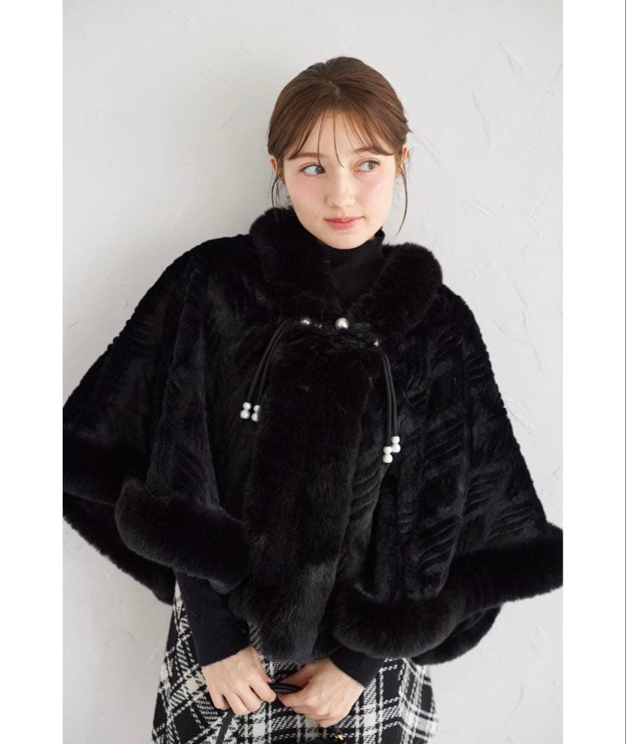 【新品未使用、タグ付き】フェイクファーパール装飾ポンチョ　ブラック