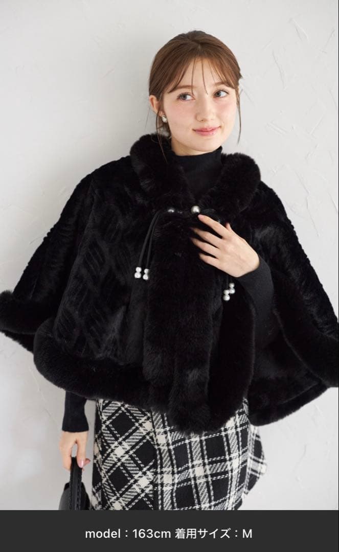 【新品未使用、タグ付き】フェイクファーパール装飾ポンチョ　ブラック