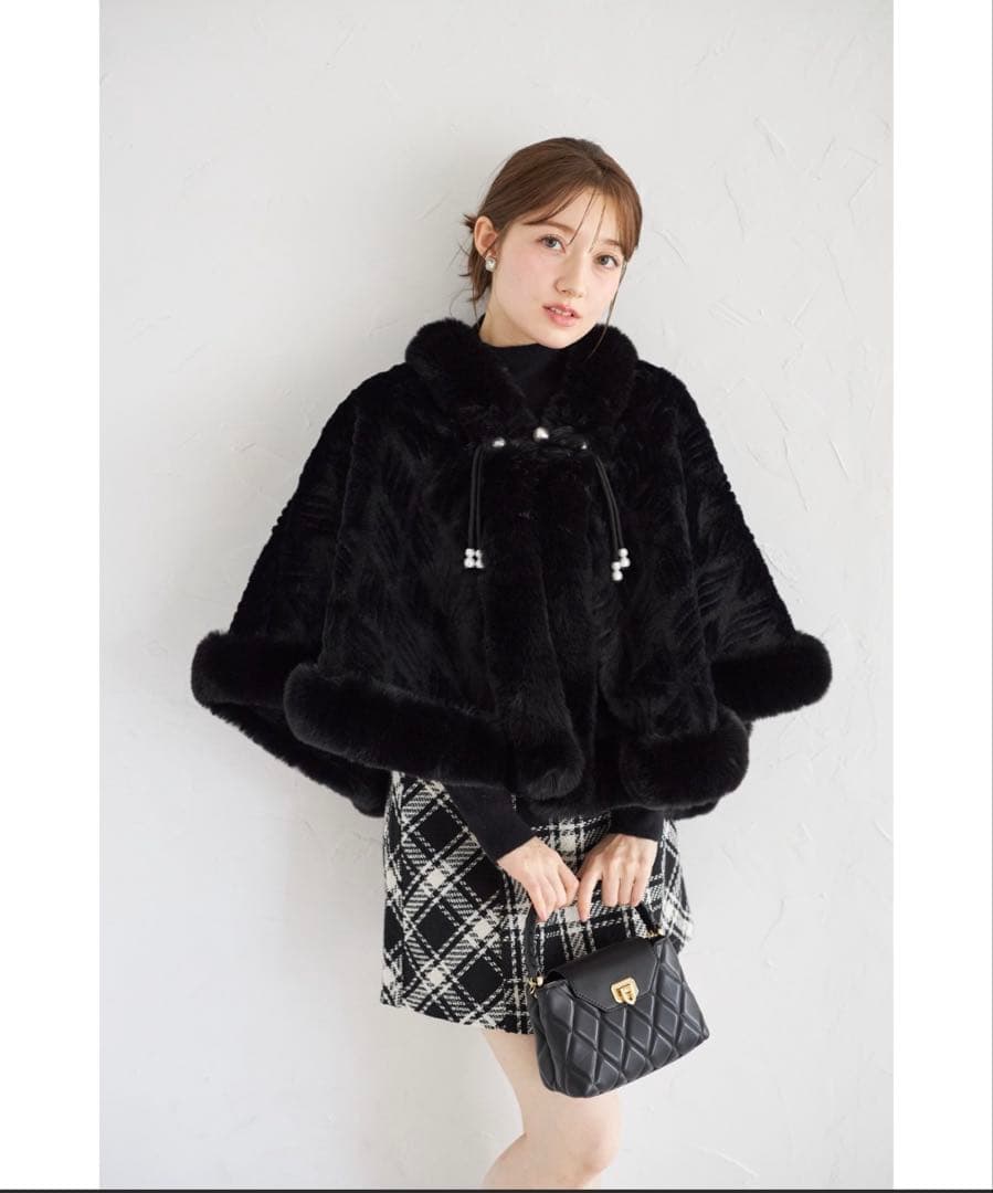 【新品未使用、タグ付き】フェイクファーパール装飾ポンチョ　ブラック