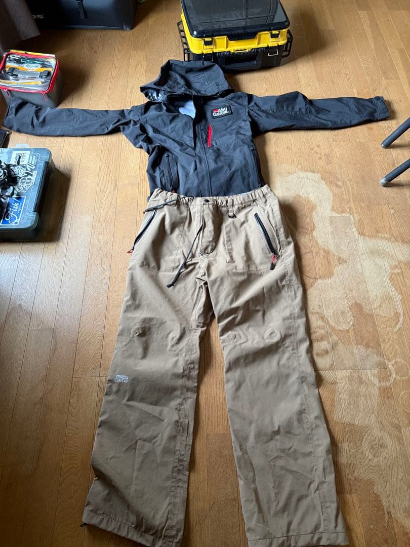 Abu Garcia レインウェアセット（黒・ベージュ）