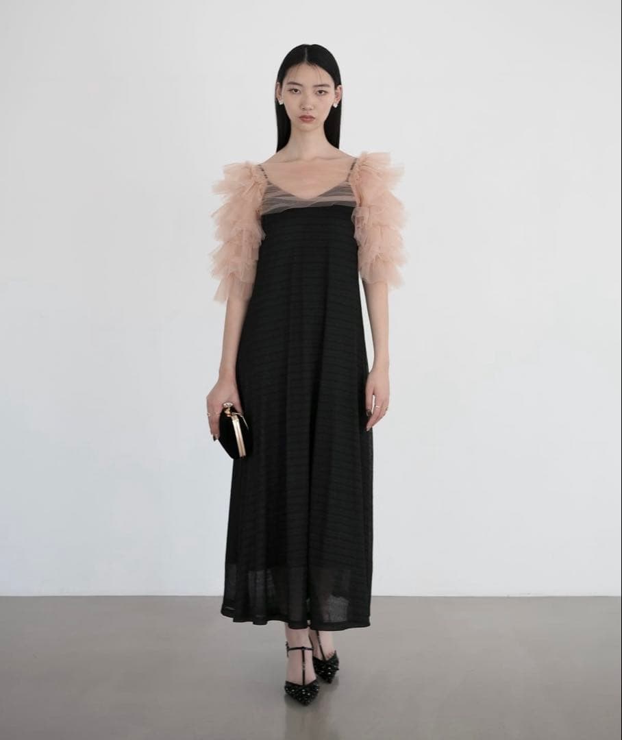フリルスリーブの黒いマキシドレス