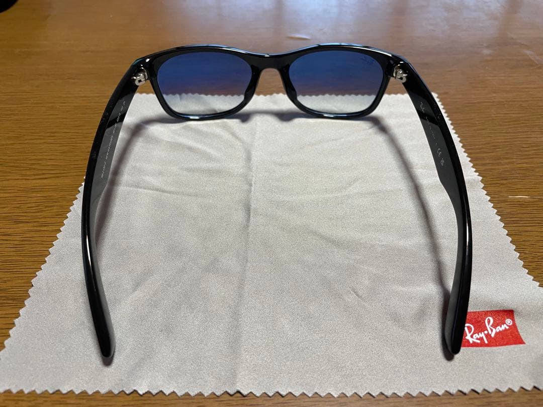 ほぼ新品未使用品RayBan サングラス正規品RB2132F 901 3F