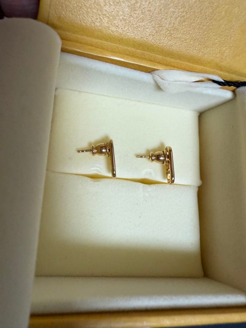 FENDI ゴールドピアス 箱付き