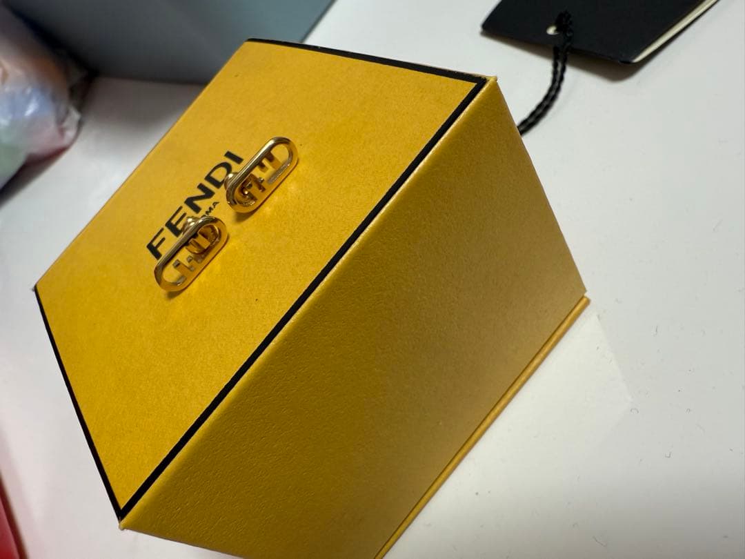 FENDI ゴールドピアス 箱付き