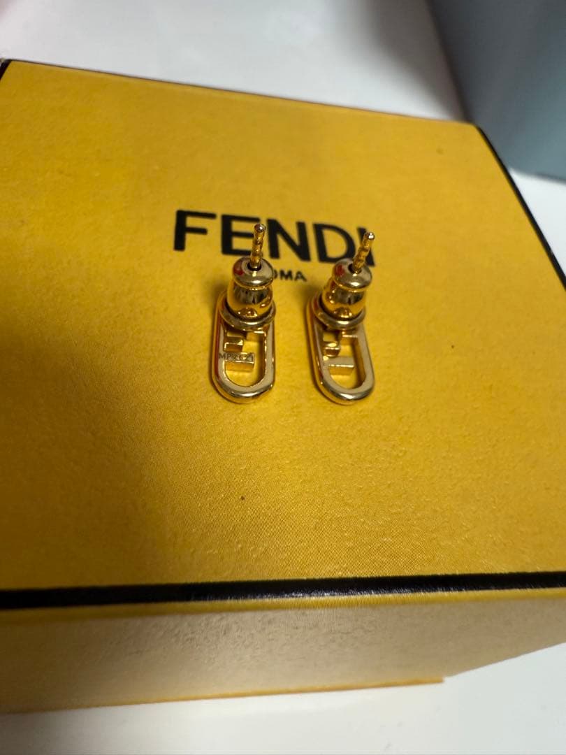 FENDI ゴールドピアス 箱付き