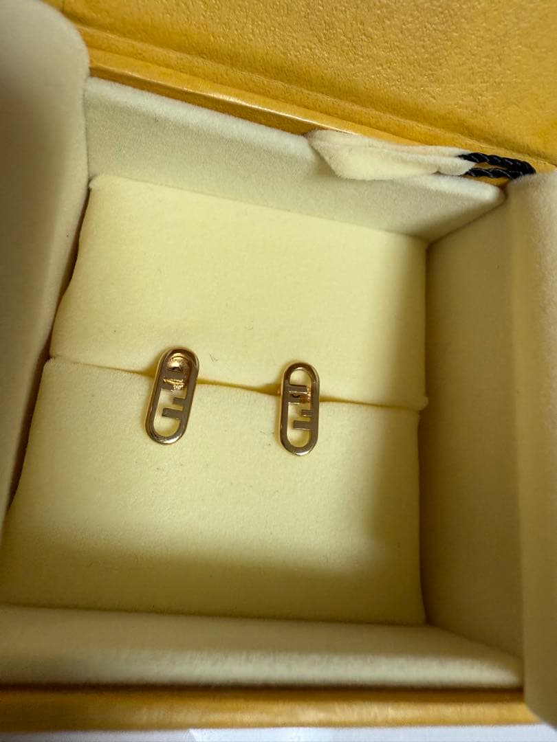 FENDI ゴールドピアス 箱付き