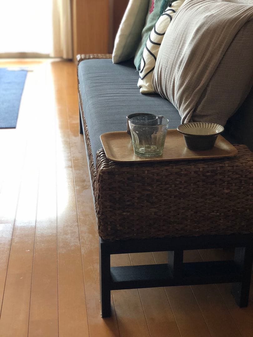 天然素材ウォーターヒヤシンスと布地のシンプルなベンチ