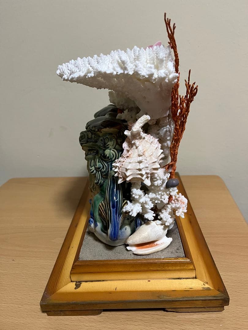 珊瑚 天然 サンゴ　アンティーク　置物　珊瑚礁 陶器製獅子像とサンゴの装飾