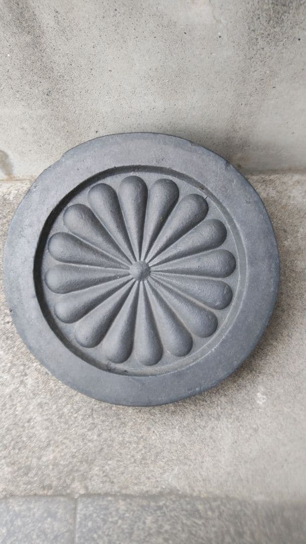 瓦 天皇家菊の16紋 本物です