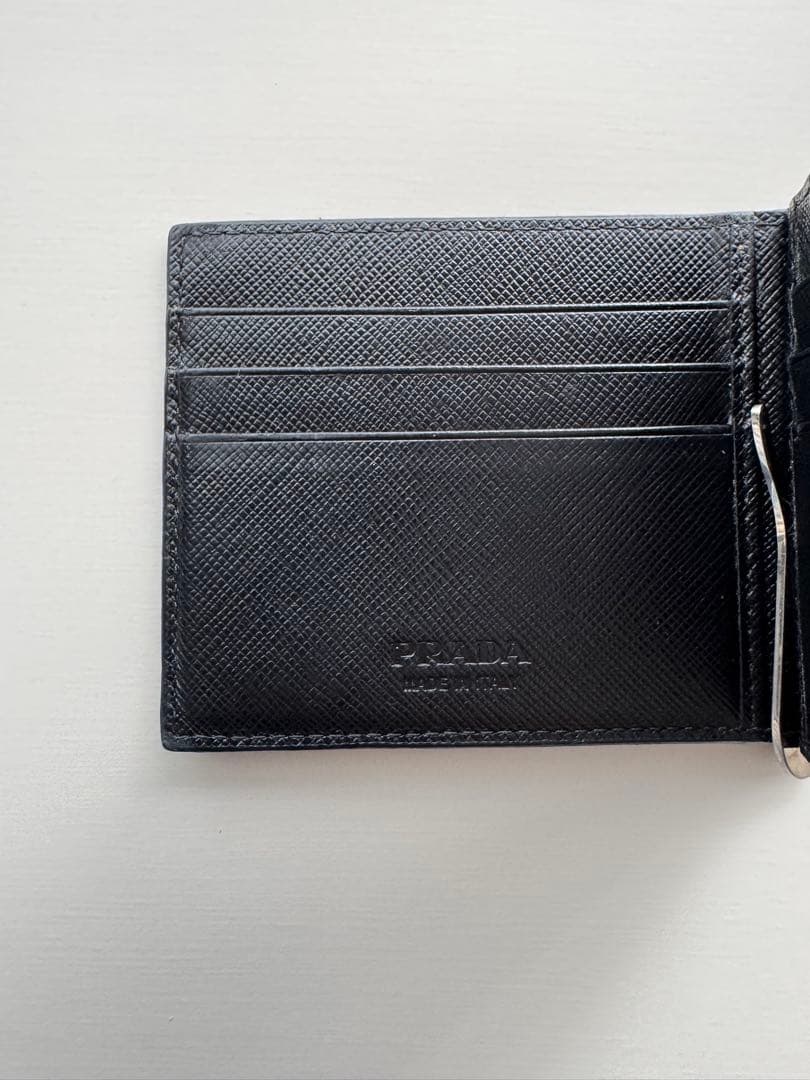 PRADA 二つ折り財布　ブラック レザー マネークリップ