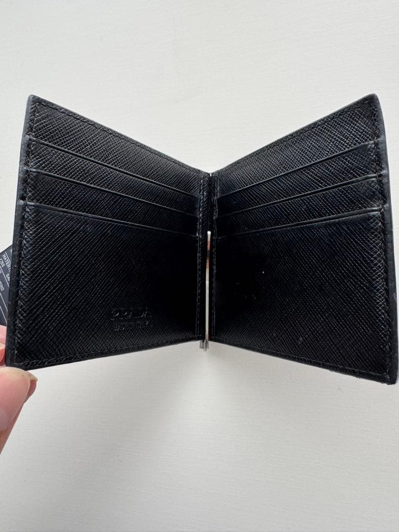 PRADA 二つ折り財布　ブラック レザー マネークリップ