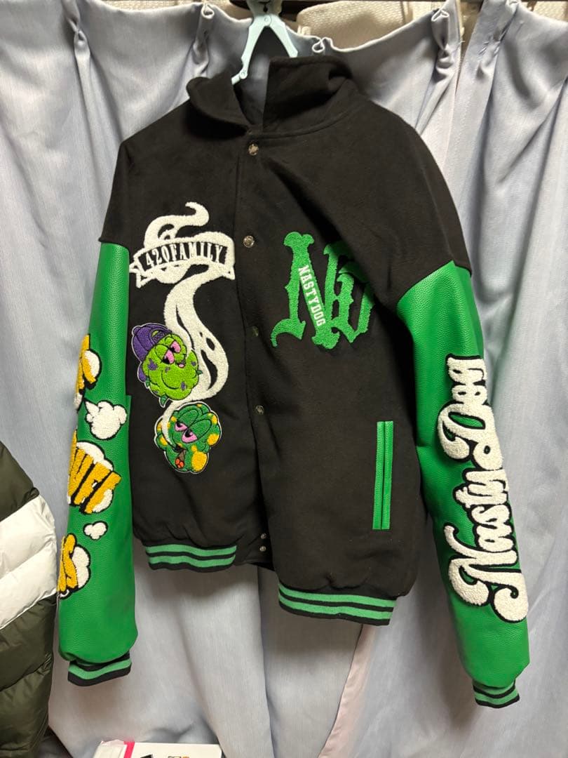 スタジャン ブラック/グリーン アニメ刺繍