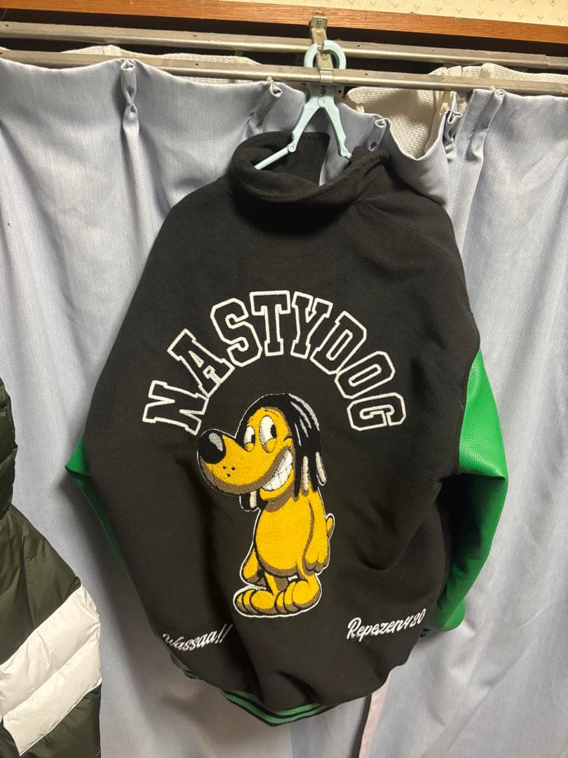 スタジャン ブラック/グリーン アニメ刺繍