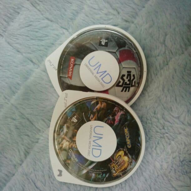 PSP3000型カセット２個と持ち運び用ケース付き