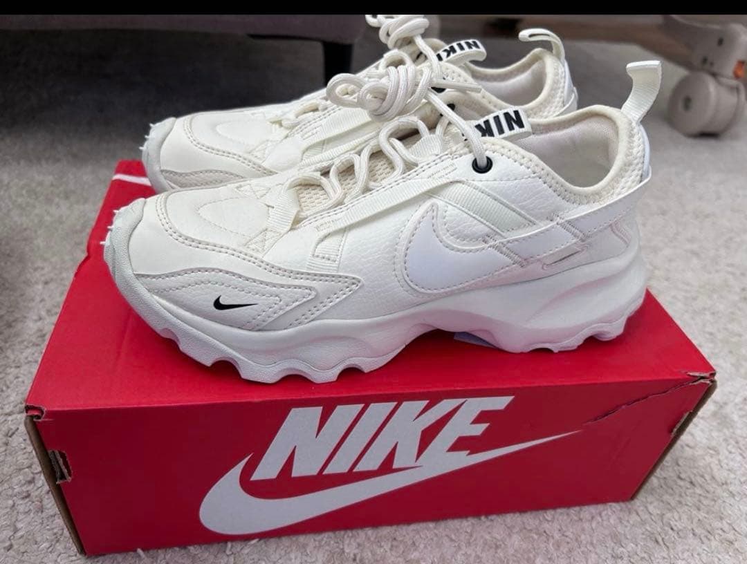 ★新品未使用★ NIKE ナイキ　スニーカー　TC7900 22.5cm