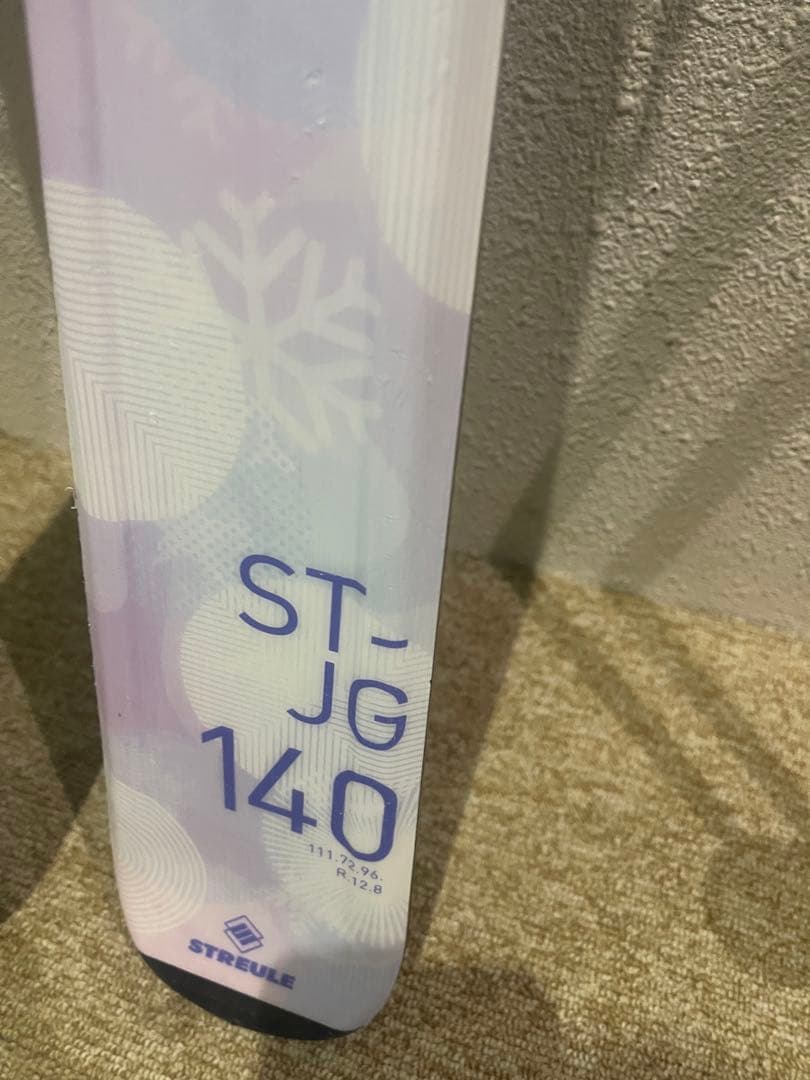 ワンシーズンのみ使用　子供　スキー板　140cm 女　小学生　ストック付き