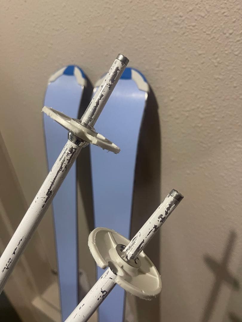 ワンシーズンのみ使用　子供　スキー板　140cm 女　小学生　ストック付き