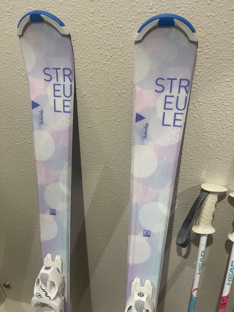 ワンシーズンのみ使用　子供　スキー板　140cm 女　小学生　ストック付き