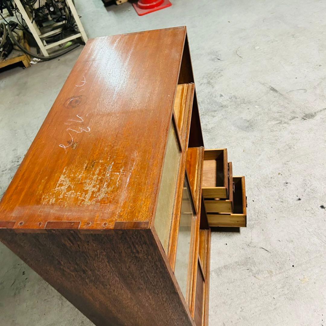 アンテーク、木製ガラス扉付き箪笥 引き出し3つ