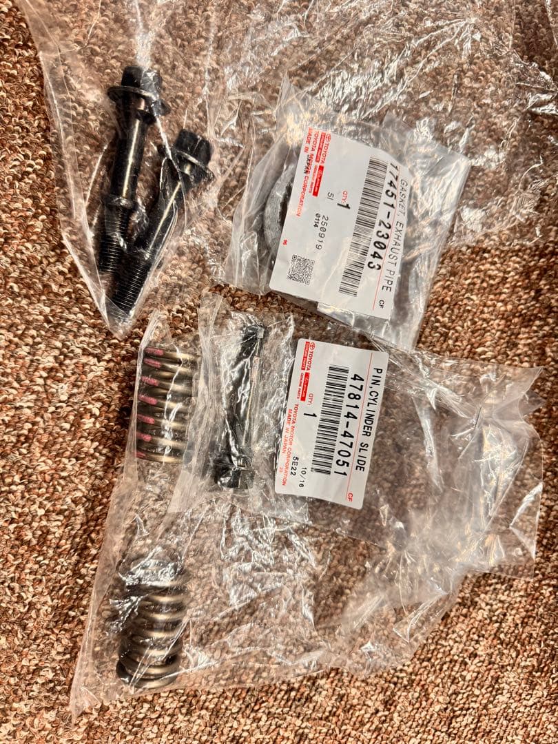 新品 プリウスα 純正マフラー トヨタ 13715 FUTABA 部品セット