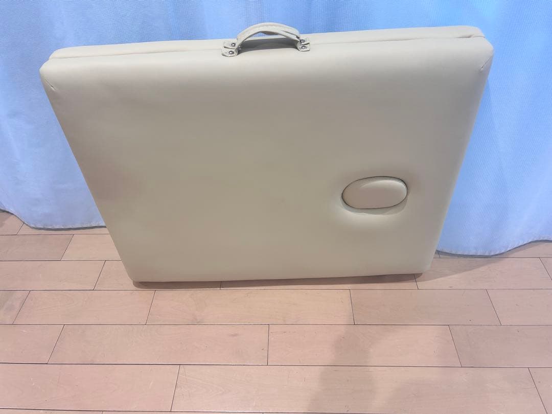 折りたたみ　施術ベッド　使用回数５回の美品！　マッサージベッド
