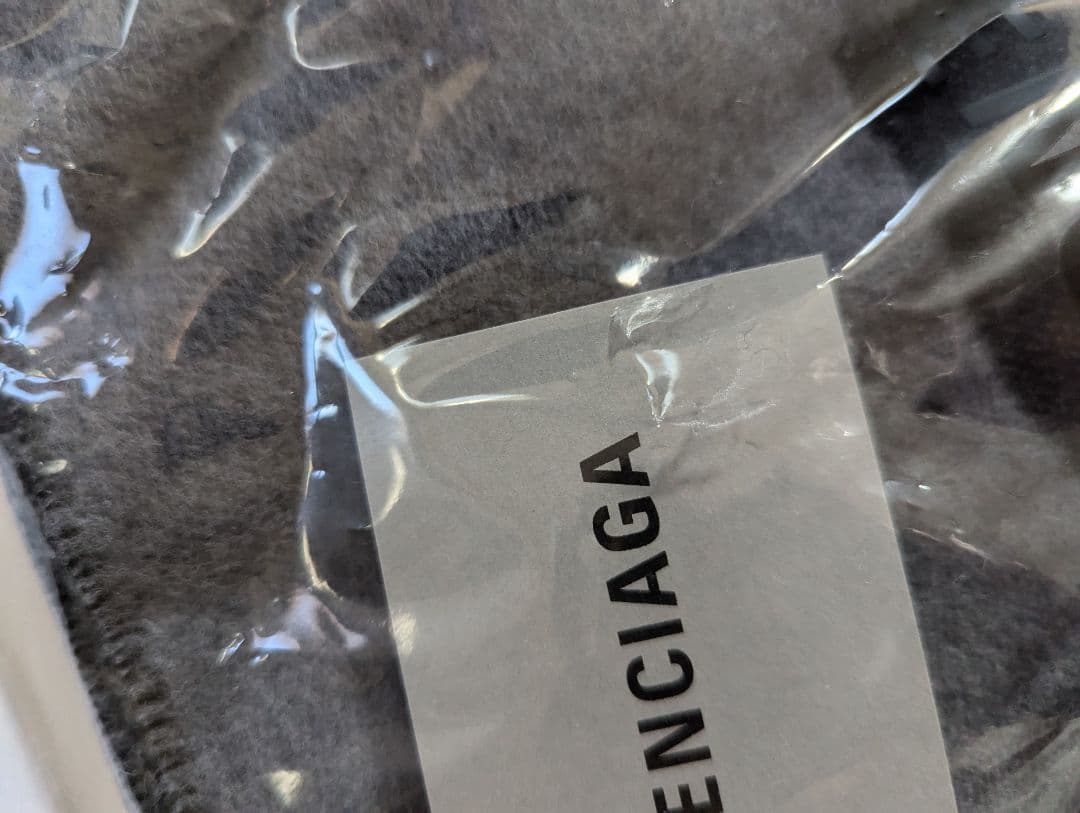 バレンシアガ　マフラー　グレー　ブラック　ロゴ　バイカラー