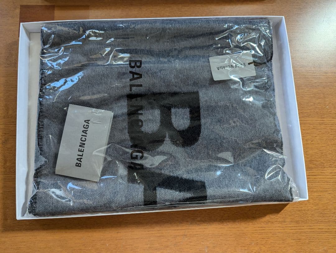 バレンシアガ　マフラー　グレー　ブラック　ロゴ　バイカラー